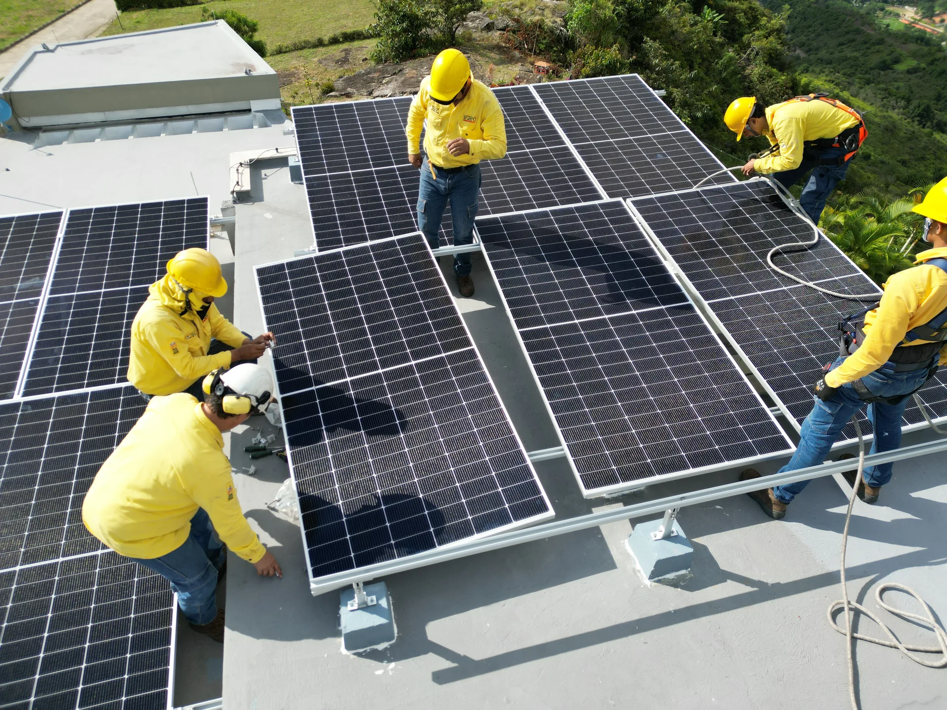 Paneles solares instalados sobre la cubierta de una vivienda en Santander