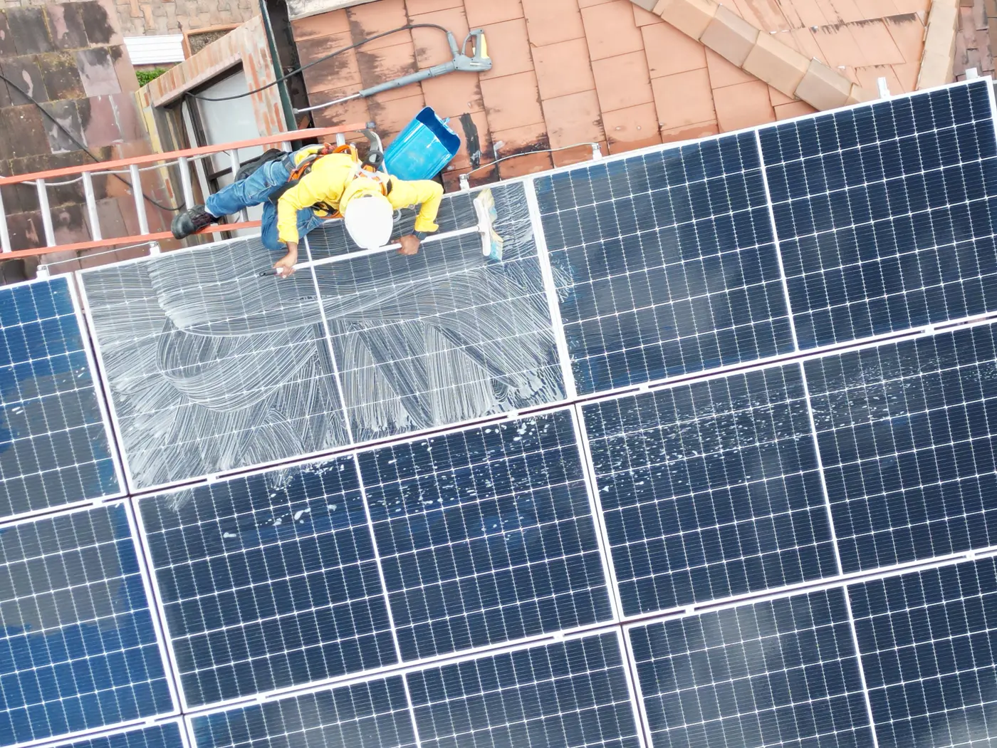 Técnico realizando mantenimiento a paneles solares en Santander