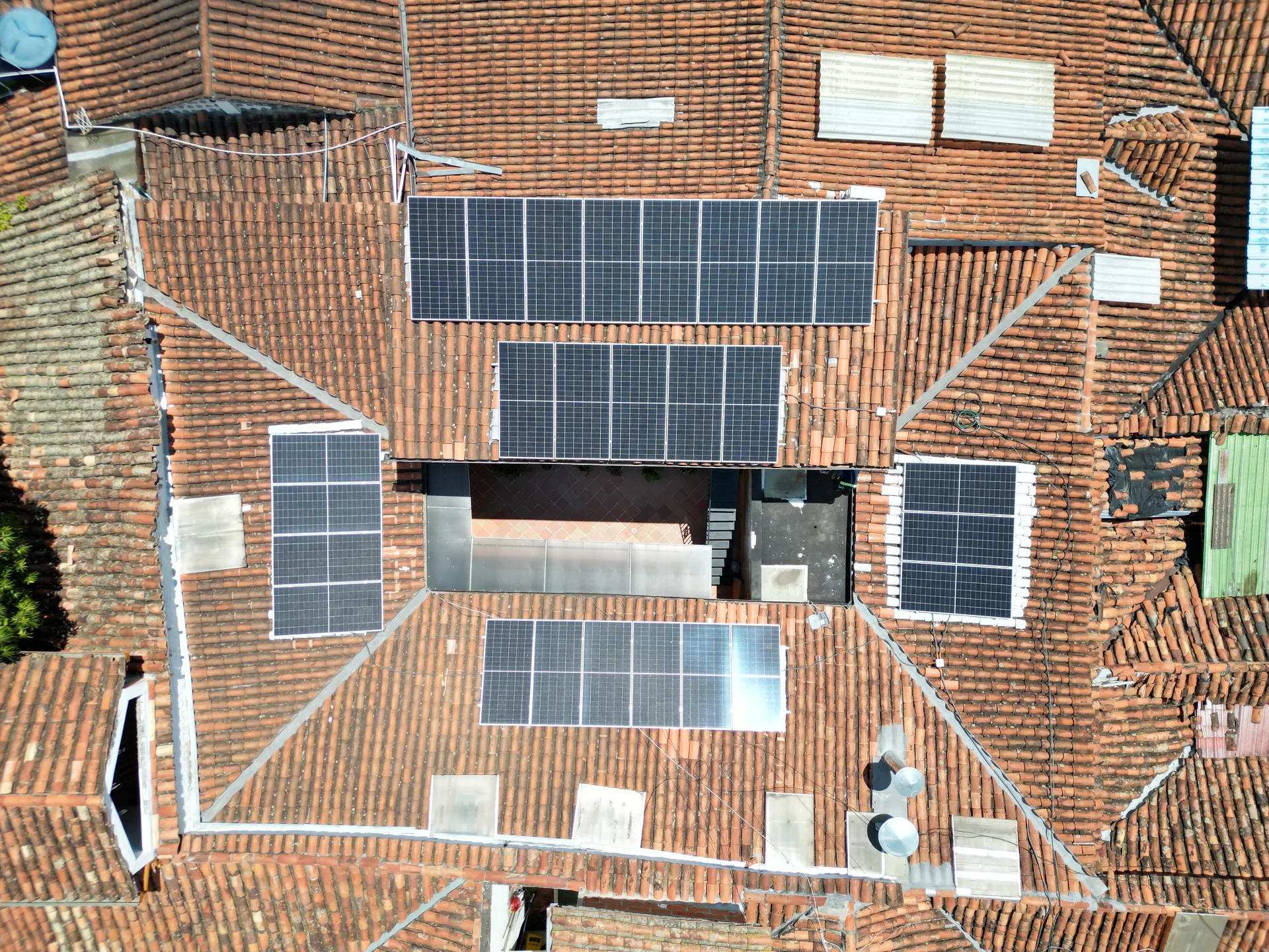 Sistema solar conectado a la red y legalizado sobre una cubierta en Santander