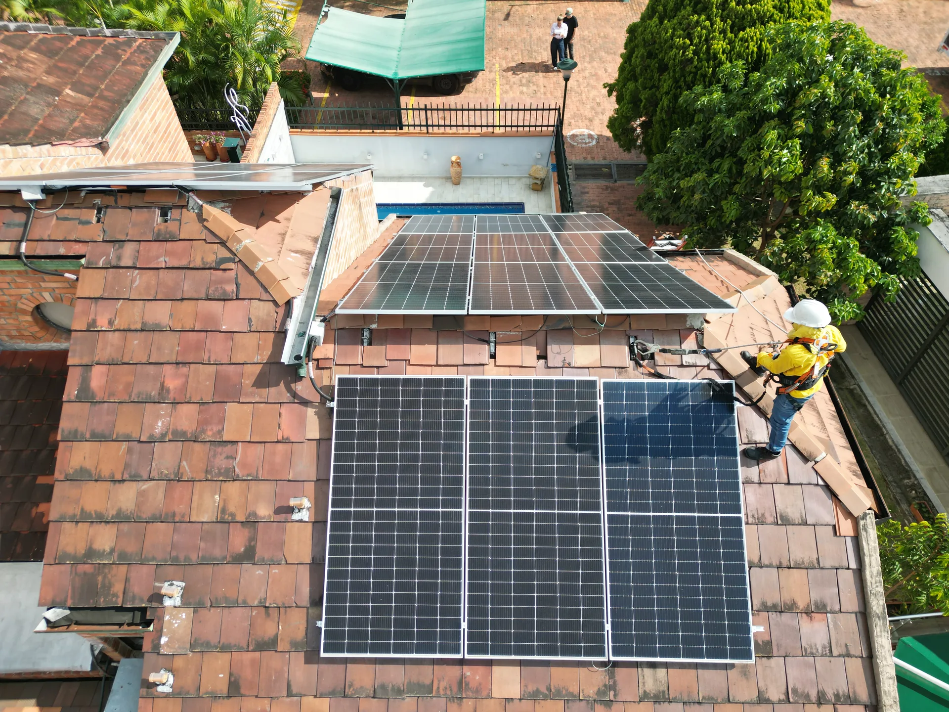 Técnico revisando el estado de paneles solares durante un mantenimiento en Santander